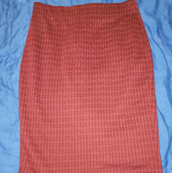 Small thick red skirt - Picture 1 of 3
